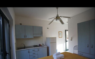 Monolocale Stella di Mare: Furniture, Floor, Bedroom, Interior Design, Flooring, Bed, Bed Sheet, Ceiling, Bedding, Room
