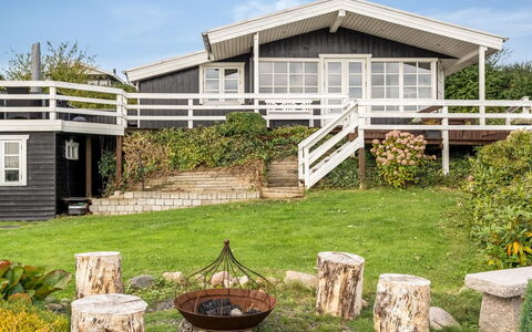 Gesine - 50M to the Fjord: Shrub, Home, Cottage, Land Lot, Porch, Garden, Farmhouse, Estate, Landscaping, Plank