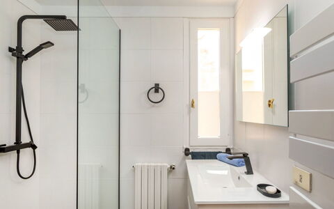Top Villa Chantal Airco: Bathroom, Plumbing Fixture, Interior Design, Flooring, Wall, Floor, Mirror, Sink, Bathroom Sink, Tap
