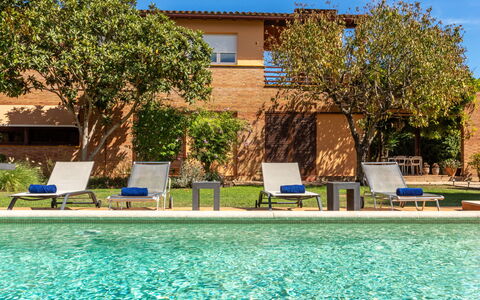 Top Villa Chantal Airco: Swimming Pool, Blue, Residential Area, Resort, Architecture, House, Home, Estate, Outdoor Furniture, Apartment