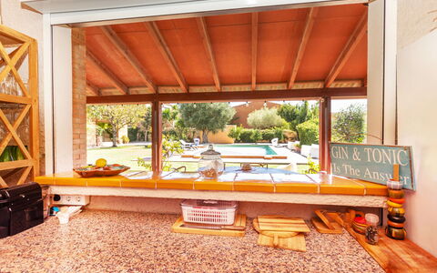 Top Villa Chantal Airco: Wood, Ceiling, Interior Design, Wood Stain, Floor, Countertop, Kitchen, Hardwood, Beam, Shade