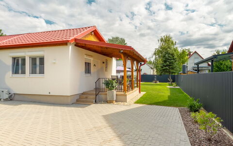 Mediana: Furniture, Flooring, Home, Floor, Chair, Shade, Apartment, Outdoor Furniture, Houseplant, Kitchen & Dining Room Table
