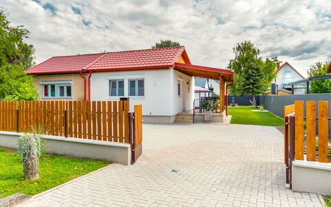 Mediana: Furniture, Flooring, Home, Floor, Chair, Shade, Apartment, Outdoor Furniture, Houseplant, Kitchen & Dining Room Table