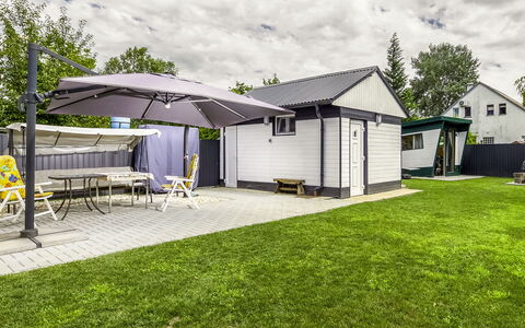 Mediana: Furniture, Flooring, Home, Floor, Chair, Shade, Apartment, Outdoor Furniture, Houseplant, Kitchen & Dining Room Table