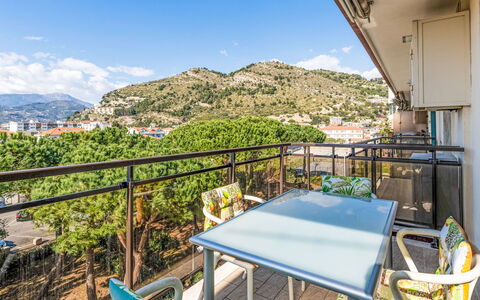 Casa Leonilde: Furniture, Flooring, Home, Floor, Chair, Shade, Apartment, Outdoor Furniture, Houseplant, Kitchen & Dining Room Table