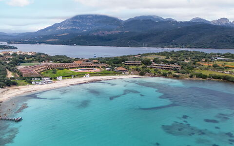 La Veranda di Mirko: Water, Body Of Water, Mountainous Landforms, Coast, Coastal And Oceanic Landforms, Mountain, Hill, Sea, Shore, Beach