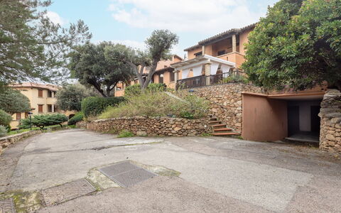 La Veranda di Mirko: Building, Wall, Residential Area, Vegetation, House, Home, Architecture, Neighbourhood, Shrub