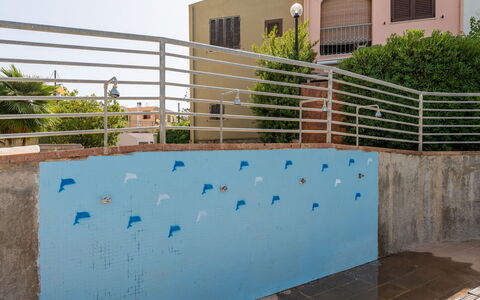 Borghi Piscina: Blue, Composite Material, Concrete, Balcony, Shade, Fence, Paint, Handrail, Swimming Pool, Home Fencing