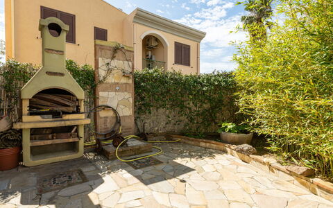 Borghi Piscina: Garden, Flagstone, Backyard, Shade, Hacienda, Courtyard, Yard, Landscaping, Flowerpot, Estate