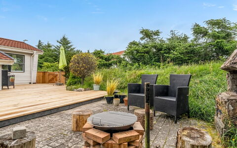 Annemone - 900M from the Sea: Wood, Shrub, Land Lot, Cloud, Garden, Home, Cottage, Hardwood, Plank, Landscaping