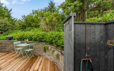 Annemone - 900M from the Sea: Wood, Shrub, Garden, Groundcover, Hardwood, Plank, Spring, Backyard, Wood Stain, Landscaping
