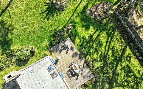 Villa de la Pointe du Blair: Shrub, Residential Area, Garden, Lawn, Shade, Landscaping, Hacienda, Yard, Estate
