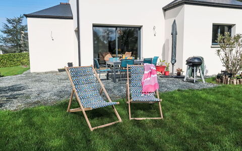 Ty Heol: Shrub, Residential Area, Garden, Lawn, Shade, Landscaping, Hacienda, Yard, Estate