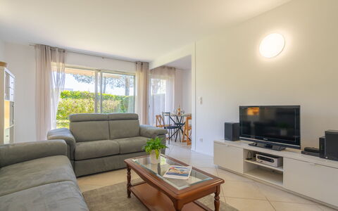 Résidence de Mons: Furniture, Flooring, Interior Design, Floor, Couch, Wood, Ceiling, Living Room, Room, Home