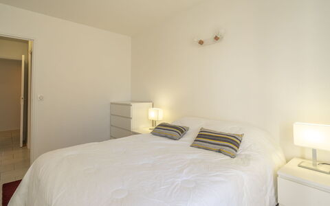 Résidence de Mons: Bed, Bedroom, Interior Design, Wall, Furniture, Bed Sheet, Ceiling, Wood, Bedding, Floor