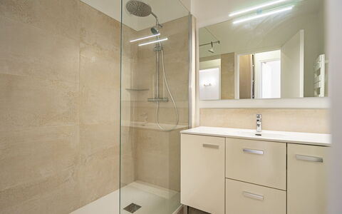 Résidence de Mons: Flooring, Interior Design, Bathroom Sink, Floor, Plumbing Fixture, Bathroom, Bathroom Cabinet, Mirror, Ceiling, Sink