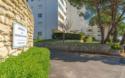 Résidence de Mons: Tree, Leaf, Branch, Residential Area, Vegetation, Apartment, City, Shrub, Neighbourhood, Condominium