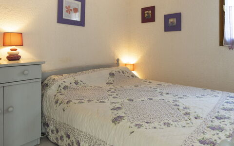 Les Ondines 2: Bed, Furniture, Bedroom, Bedding, Bed Sheet, Wall, Linens, Wood, Interior Design, Room