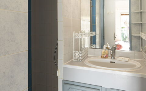 Les Ondines 2: Bathroom Sink, Bathroom, Plumbing Fixture, Interior Design, Sink, Wall, Mirror, Flooring, Tap, Bathroom Cabinet