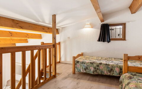 Cristallines: Apartment, Balcony, Chair, Shade, Outdoor Furniture, Daylighting, Aluminium