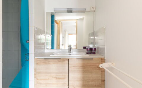 Les Ondines 2: Apartment, Balcony, Chair, Shade, Outdoor Furniture, Daylighting, Aluminium