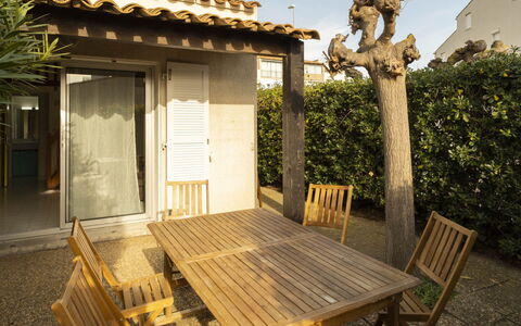 Les Ondines 2: Wood, Furniture, Home, Outdoor Furniture, Door, Shade, Porch, Wood Stain, Chair, Outdoor Table