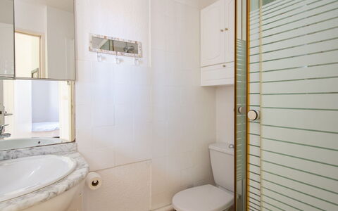Les Maldives e: Apartment, Balcony, Chair, Shade, Outdoor Furniture, Daylighting, Aluminium