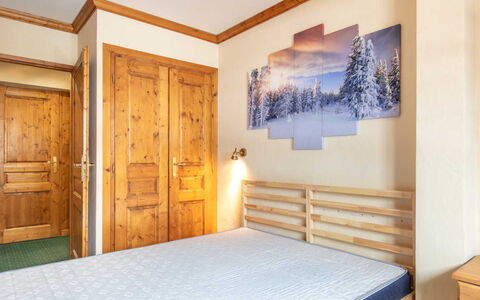 Alpina Lodge: Apartment, Balcony, Chair, Shade, Outdoor Furniture, Daylighting, Aluminium
