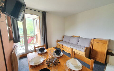 Meije 15: Apartment, Balcony, Chair, Shade, Outdoor Furniture, Daylighting, Aluminium