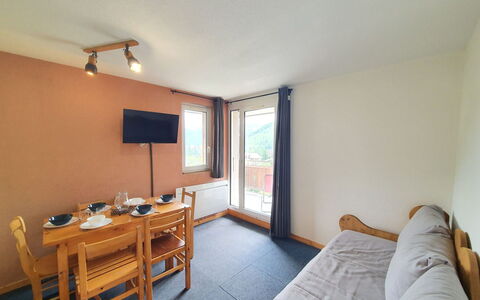 Meije 15: Apartment, Balcony, Chair, Shade, Outdoor Furniture, Daylighting, Aluminium