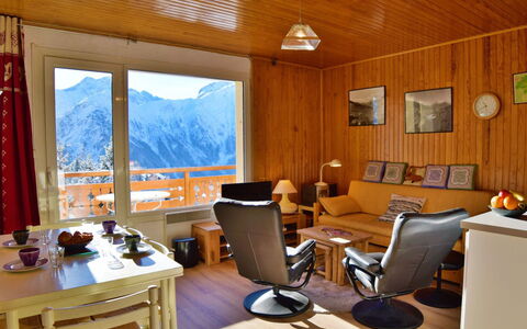 Ecureuils B: Furniture, Interior Design, Wood, Flooring, Chair, Floor, Room, Ceiling, Table, Living Room