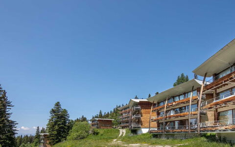 V du Bachat Asters e: Apartment, Balcony, Chair, Shade, Outdoor Furniture, Daylighting, Aluminium