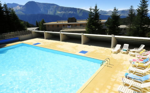 V du Bachat Asters a: Swimming Pool, Resort, Mountain Range, Larch, Eco Hotel, Resort Town, Evergreen, Thermae, Alps