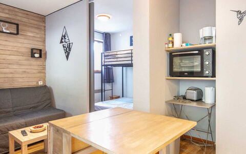 V du Bachat Melezes e: Furniture, Flooring, Interior Design, Wood, Floor, Room, Ceiling, Apartment, Bed, Wood Stain