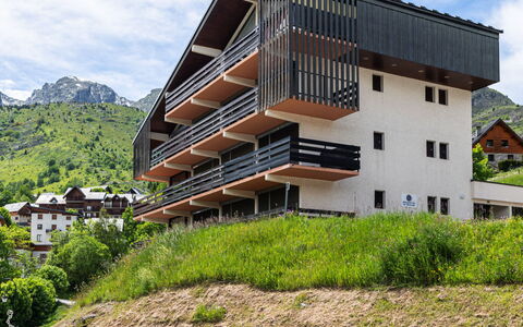 Plein Sud: Apartment, Balcony, Chair, Shade, Outdoor Furniture, Daylighting, Aluminium