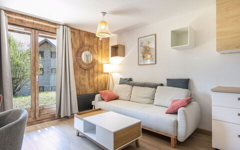Les Grizzlis: Furniture, Interior Design, Wood, Flooring, Room, Floor, Home, Ceiling, Living Room, Apartment