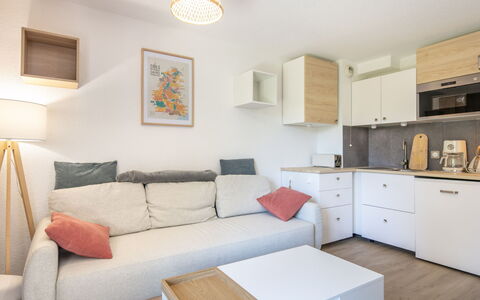 Les Grizzlis: Furniture, Interior Design, Wood, Flooring, Floor, Room, Ceiling, Living Room, Home, Apartment