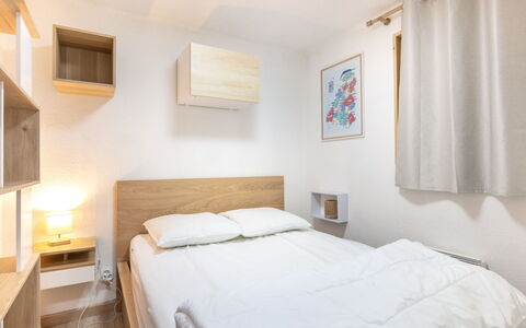 Les Grizzlis: Bed, Furniture, Interior Design, Bedroom, Wall, Room, Floor, Wood, Bed Sheet, Flooring