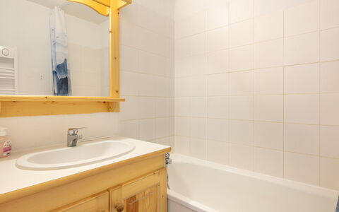 Les Grizzlis: Plumbing Fixture, Bathroom Sink, Wood, Flooring, Interior Design, Floor, Bathroom, Sink, Tap, Bathroom Cabinet