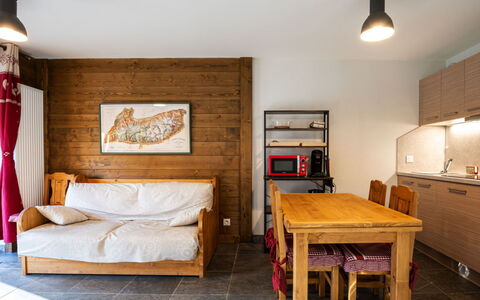 Niveoles: Furniture, Flooring, Interior Design, Wood, Floor, Room, Ceiling, Wood Flooring, Lighting, Hardwood