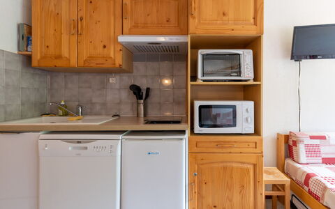 Morillon 631: Kitchen, Countertop, Cabinetry, Interior Design, Kitchen Appliance, Flooring, Furniture, Wood, Major Appliance, Ceiling