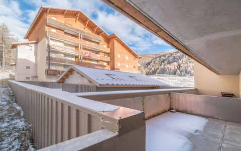 C. du Verdon: Apartment, Winter, Ceiling, Snow, Freezing, Balcony, Daylighting, Siding, Mountain Village, Glacial Landform