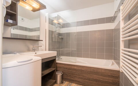 C. du Verdon: Kitchen, Countertop, Cabinetry, Interior Design, Kitchen Appliance, Flooring, Furniture, Wood, Major Appliance, Ceiling