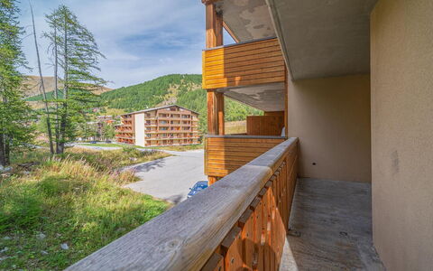 C. du Verdon: Apartment, Residential Area, Architecture, Human Settlement, Condominium, Balcony