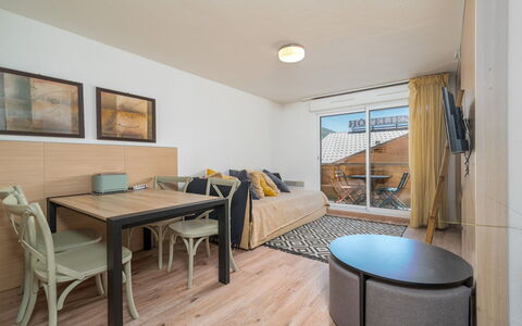 C. du Verdon: Flooring, Interior Design, Wood, Floor, Furniture, Apartment, Room, Wood Flooring, Ceiling, Home