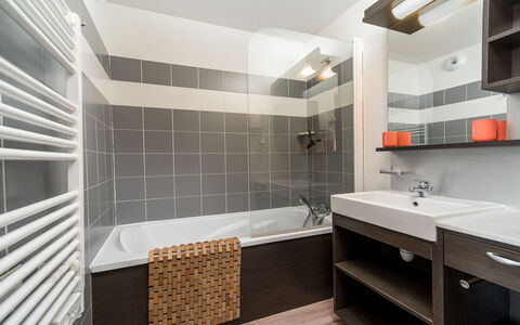 C. du Verdon: Flooring, Interior Design, Plumbing Fixture, Bathroom, Floor, Tap, Plumbing, Ceiling, Sink, Bathtub