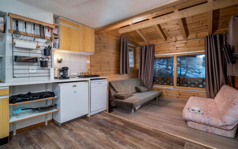 Le Schuss Iv: Kitchen, Countertop, Cabinetry, Interior Design, Kitchen Appliance, Flooring, Furniture, Wood, Major Appliance, Ceiling