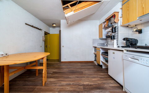 Le Schuss Iv: Kitchen, Countertop, Cabinetry, Interior Design, Kitchen Appliance, Flooring, Furniture, Wood, Major Appliance, Ceiling