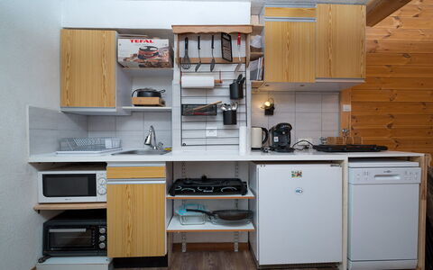 Le Schuss Iv: Kitchen, Countertop, Cabinetry, Interior Design, Kitchen Appliance, Flooring, Furniture, Wood, Major Appliance, Ceiling