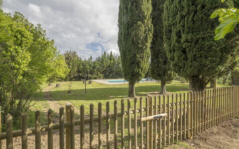 Cottage Monti Pet Friendly With Shared Pool: Grass, Fence, Grassland, Trunk, Woody Plant, Garden, Home Fencing, Meadow, Lawn